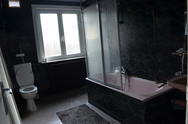 Common bathroom of the student house in Mechelen with bath tub, washbasin and toilet